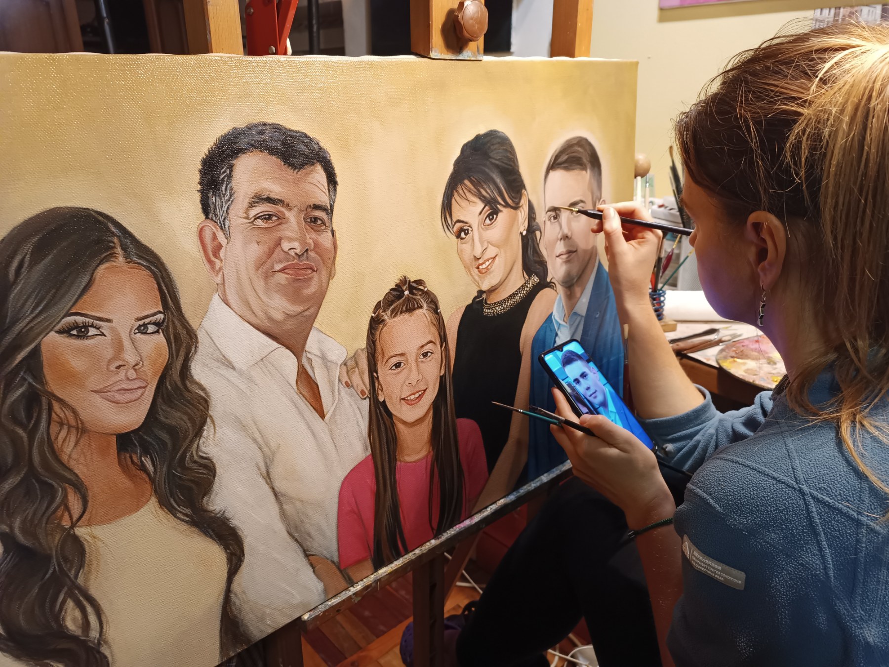 Akademski umetnik Milica Marušić slika po narudžbini Porodični portret